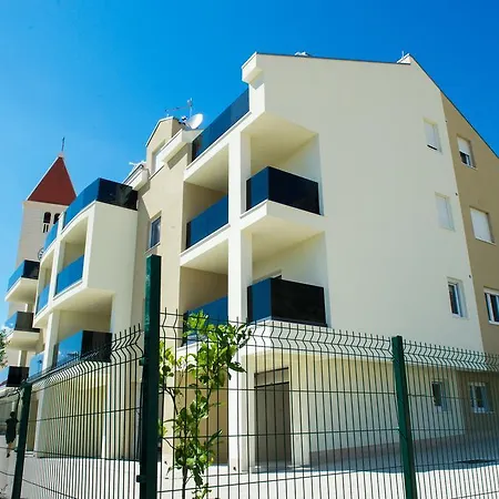 Leone Apartment Promajna