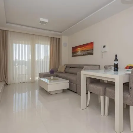 Apartment Leone Promajna