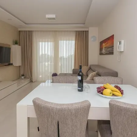Leone Apartment Promajna