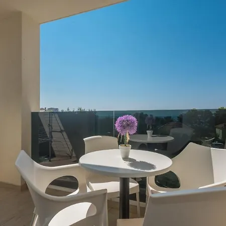 Leone Apartment