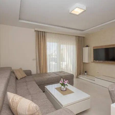 Apartment Leone Promajna