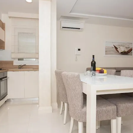 Apartment Leone Promajna