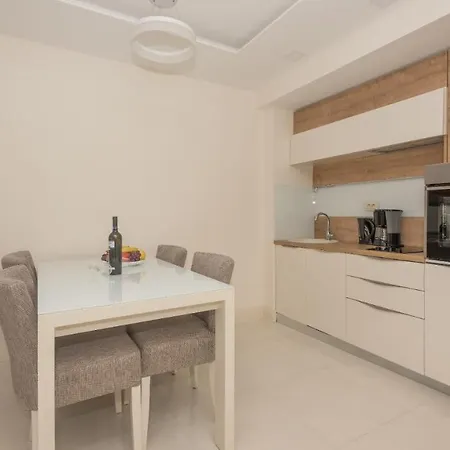 Leone Apartment Promajna